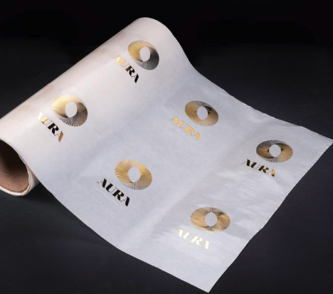 Detalle de etiquetas adhesivas en bobina para alimentación y botellas