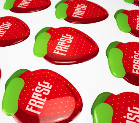 Detalle de resina doming sobre logotipo