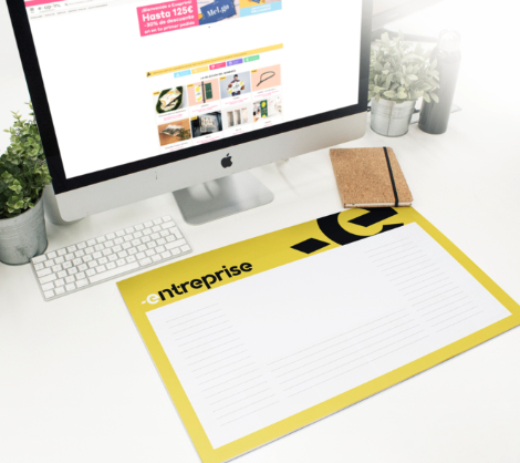 Detalle de bloc de sobremesa con planificación mensual