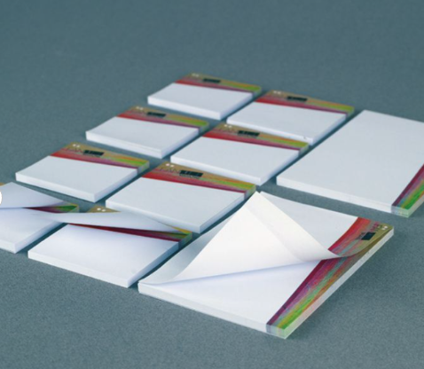 Notas reposicionables colocadas sobre monitor y escritorio