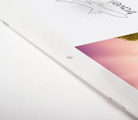 Detalle de grapado y perforación en calendario de pared