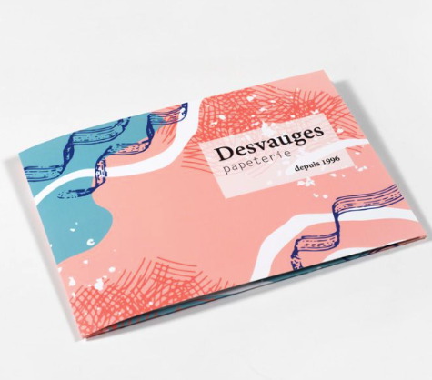 Interior de carpeta con solapas y ranura para tarjeta de visita