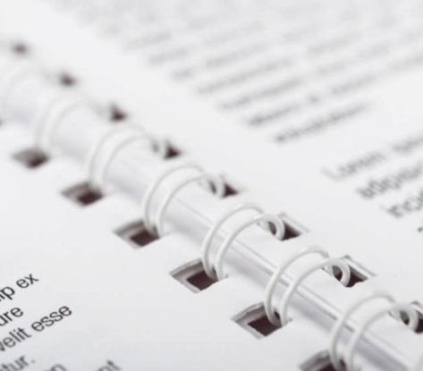 Detalle de encuadernación wire-o metálica