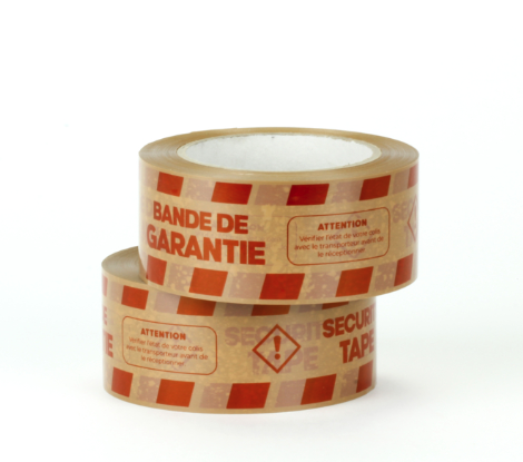 Detalle de cinta de embalaje personalizada cerrando un paquete