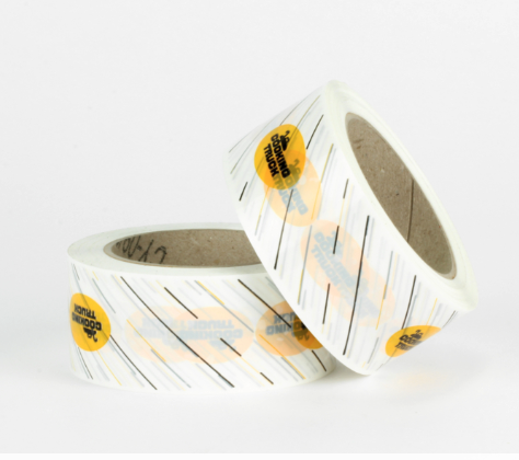 Cinta adhesiva personalizada con logo sobre caja de envío