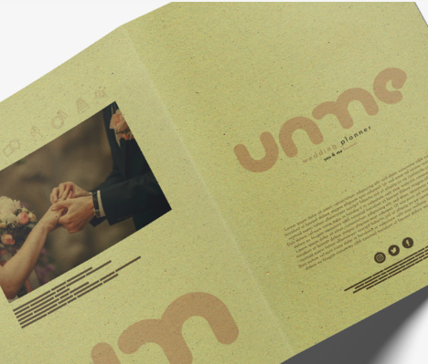 Tríptico en papel especial ECO con diseño de producto