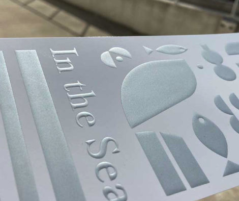 Detalle de relieve 3D en flyer con acabado especial