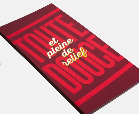 Flyer con barniz selectivo brillante sobre fondo mate