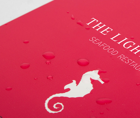 Detalle de flyer reposicionable pegado sobre cristal