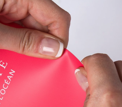 Flyers irrompibles colocados en un escaparate exterior