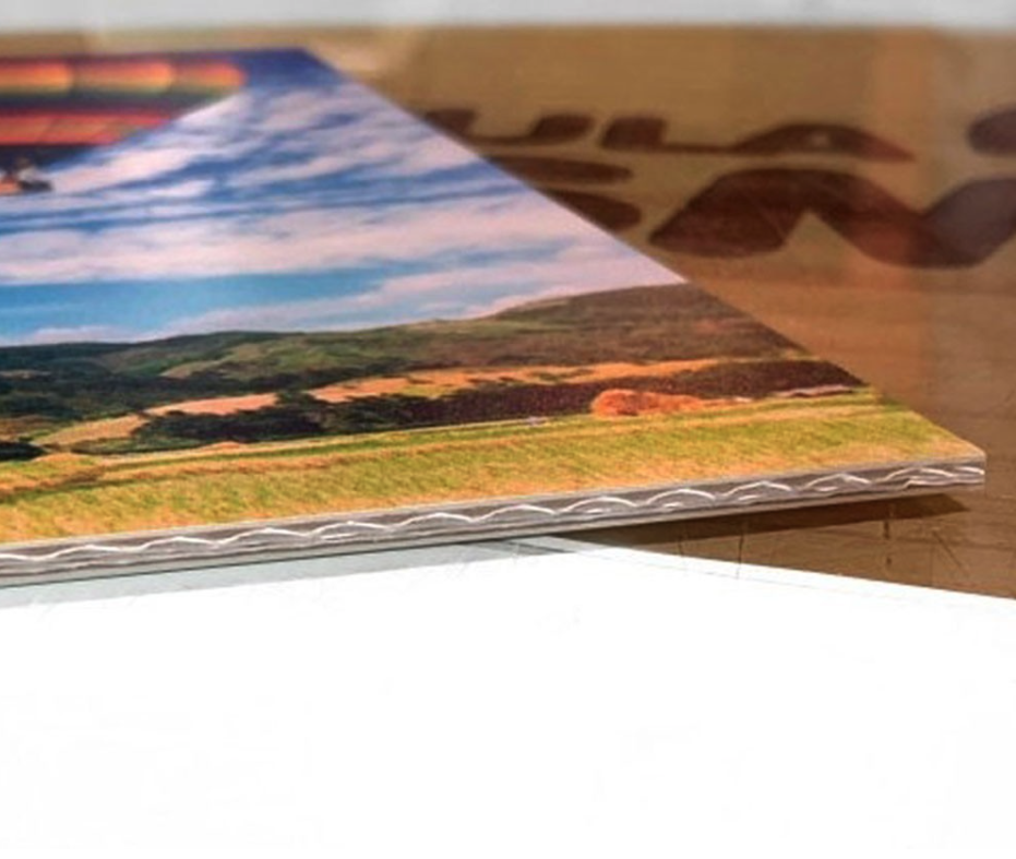 Paneles grandes de cartón ondulado decorando una pared