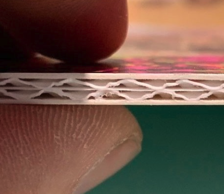 Detalle de textura y canto de cartón ondulado impreso