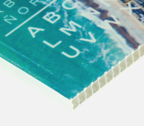 Aplicación de polipropileno impreso en fachada comercial