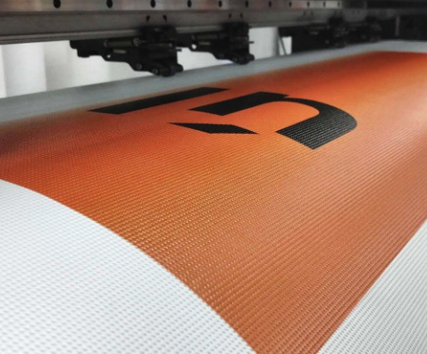 Fachada publicitaria impresa en lona microperforada