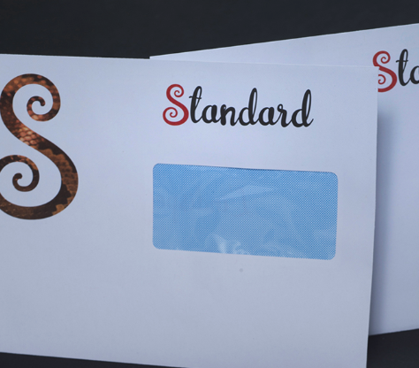 Detalle de ventana transparente en sobre para facturas