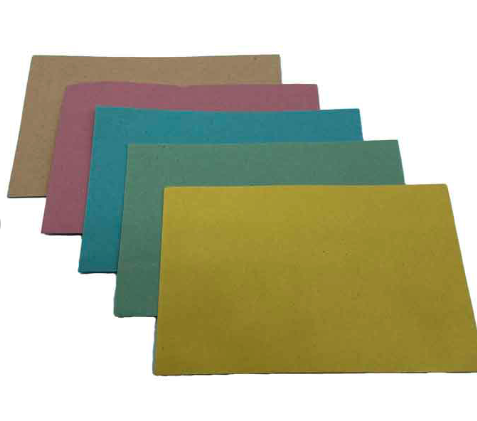 Detalle de papel sostenible en sobres eco