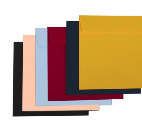 Detalle de sobre de color con impresión personalizada