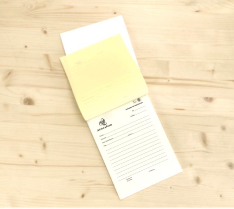 Talonarios autocopiativos usados en mostrador de tienda