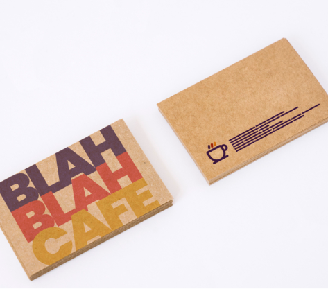 Detalle de textura de papel kraft en tarjetas de visita