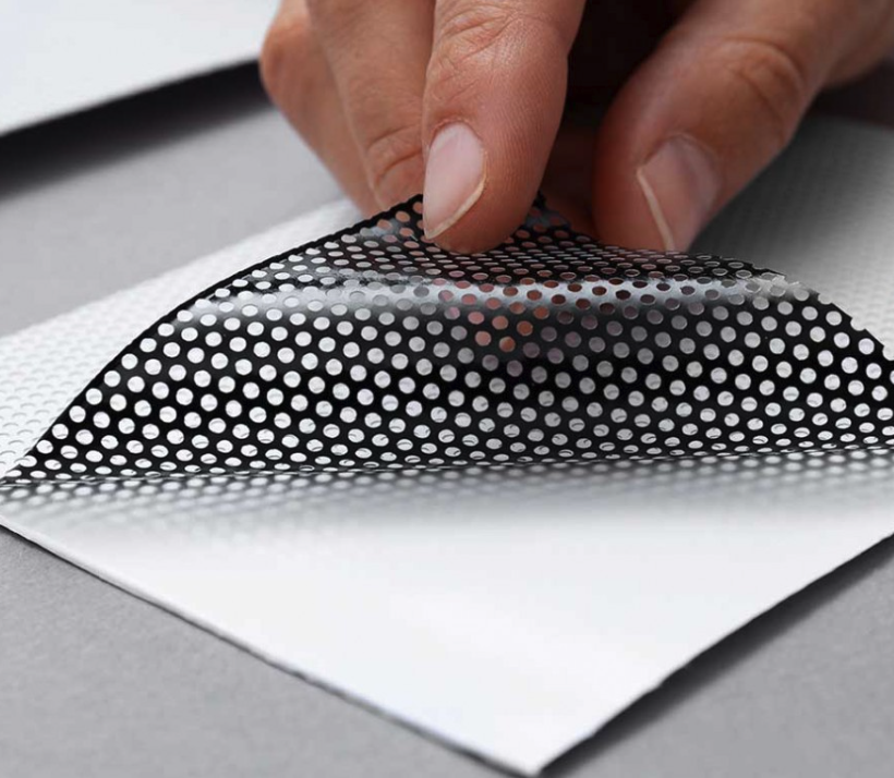 Detalle de microagujeros del vinilo microperforado