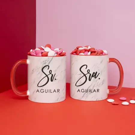 taza con interior de color rojo